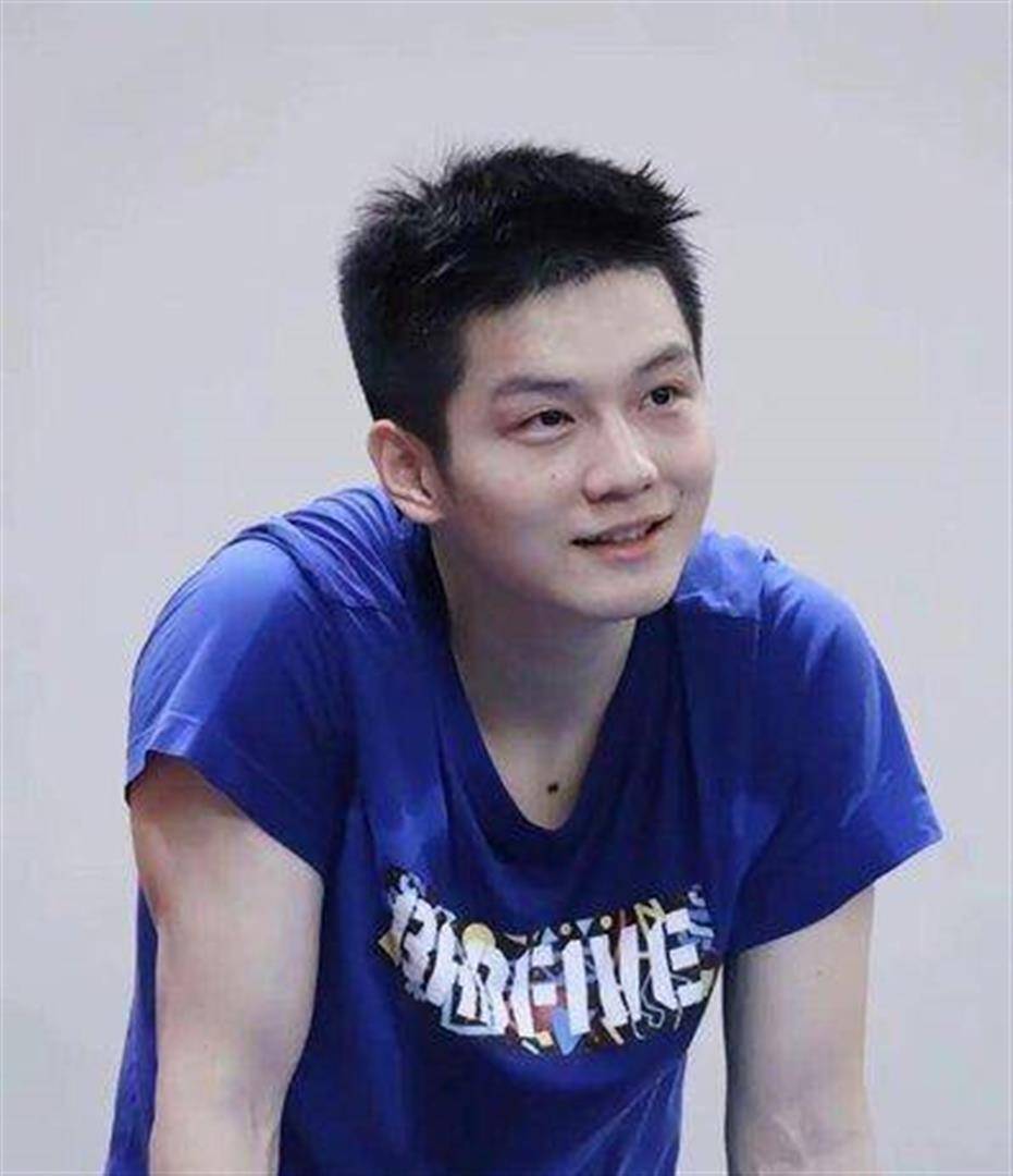 意难平到破防！樊振东能拿下德甲天价续约，却迟迟回不了国家队，背后隐情藏不住了